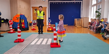 Powiększ grafikę: autochodzik-warsztaty-ze-straza-miejska-w-motylkach-682879.jpg