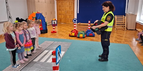 Powiększ grafikę: autochodzik-warsztaty-ze-straza-miejska-w-motylkach-682880.jpg