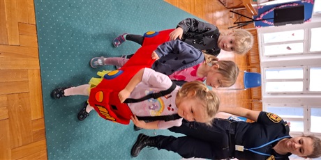 Powiększ grafikę: autochodzik-warsztaty-ze-straza-miejska-w-motylkach-682882.jpg