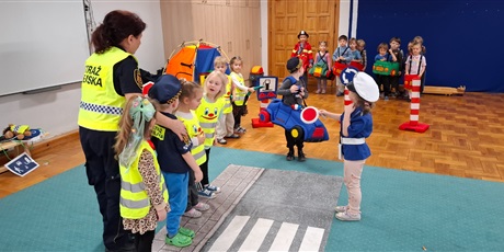 Powiększ grafikę: autochodzik-warsztaty-ze-straza-miejska-w-motylkach-682884.jpg