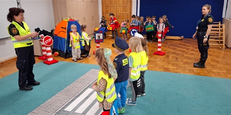 Powiększ grafikę: autochodzik-warsztaty-ze-straza-miejska-w-motylkach-682885.jpg