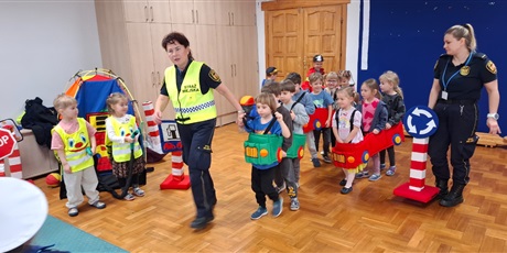 Powiększ grafikę: autochodzik-warsztaty-ze-straza-miejska-w-motylkach-682886.jpg