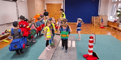 Powiększ grafikę: autochodzik-warsztaty-ze-straza-miejska-w-motylkach-682887.jpg