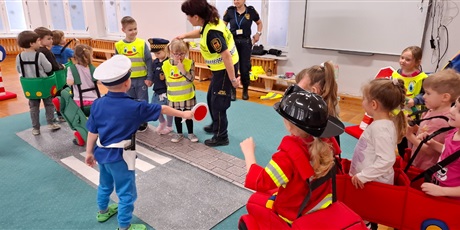 Powiększ grafikę: autochodzik-warsztaty-ze-straza-miejska-w-motylkach-682889.jpg