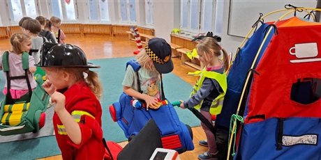 Powiększ grafikę: autochodzik-warsztaty-ze-straza-miejska-w-motylkach-682890.jpg