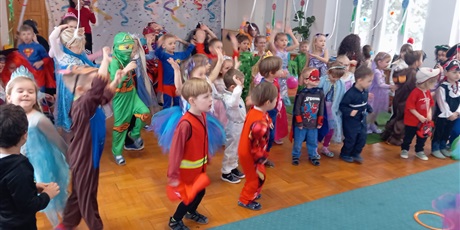 Powiększ grafikę: bal-karnawalowy-674692.jpg