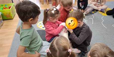 Powiększ grafikę: dogoterapia-z-evo-i-pania-magda-w-gr-ii-651740.jpg