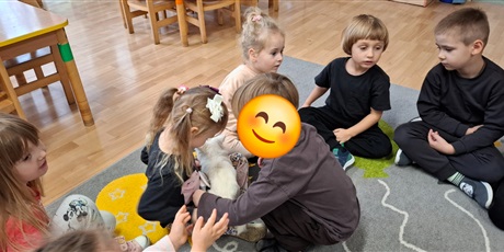 Powiększ grafikę: dogoterapia-z-evo-i-pania-magda-w-gr-ii-651742.jpg