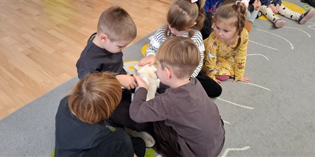 Powiększ grafikę: dogoterapia-z-evo-i-pania-magda-w-gr-ii-651743.jpg