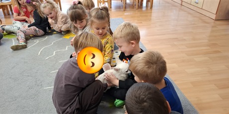 Powiększ grafikę: dogoterapia-z-evo-i-pania-magda-w-gr-ii-651744.jpg