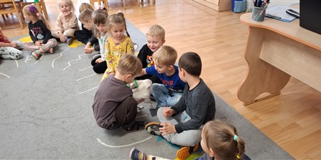 Powiększ grafikę: dogoterapia-z-evo-i-pania-magda-w-gr-ii-651745.jpg