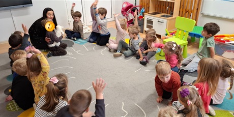 Powiększ grafikę: dogoterapia-z-evo-i-pania-magda-w-gr-ii-651746.jpg