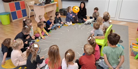 Powiększ grafikę: dogoterapia-z-evo-i-pania-magda-w-gr-ii-651747.jpg