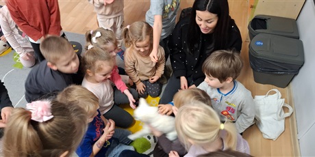 Powiększ grafikę: dogoterapia-z-evo-i-pania-magda-w-gr-ii-651748.jpg