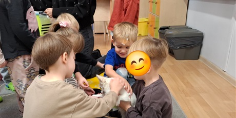 Powiększ grafikę: dogoterapia-z-evo-i-pania-magda-w-gr-ii-651749.jpg