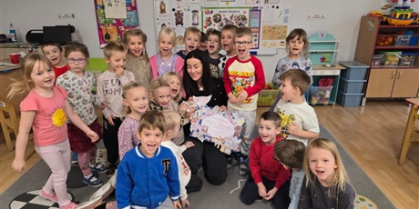 Powiększ grafikę: dogoterapia-z-evo-i-pania-magda-w-gr-iii-651730.jpg