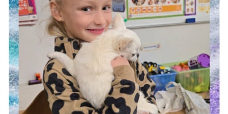 Powiększ grafikę: dogoterapia-z-evo-i-pania-magda-w-gr-iii-651732.jpg