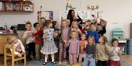 Powiększ grafikę: dogoterapia-z-evo-i-pania-magda-w-gr-iii-651736.jpg