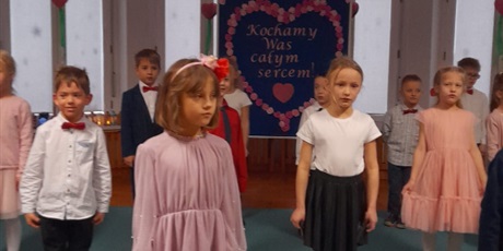 Powiększ grafikę: dzien-babci-i-dziadka-w-gr-pszczolek-672715.jpg