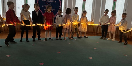 Powiększ grafikę: dzien-babci-i-dziadka-w-gr-pszczolek-672718.jpg