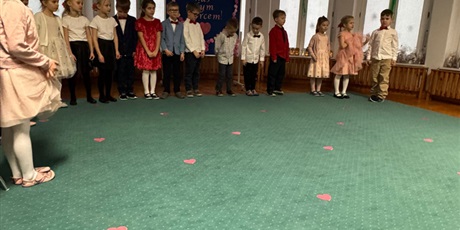 Powiększ grafikę: dzien-babci-i-dziadka-w-gr-pszczolek-672720.jpg