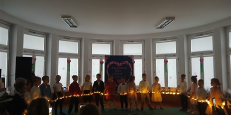 Powiększ grafikę: dzien-babci-i-dziadka-w-gr-pszczolek-672722.jpg