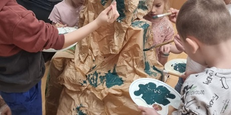 Powiększ grafikę: dzien-dinozaura-w-grupie-pszczolek-678504.jpg