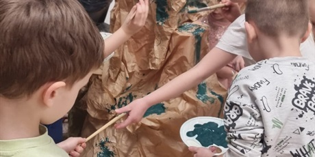 Powiększ grafikę: dzien-dinozaura-w-grupie-pszczolek-678506.jpg