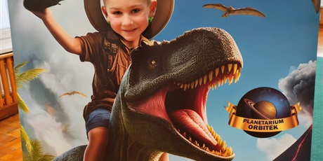 Powiększ grafikę: dzien-dinozaura-w-grupie-pszczolek-678508.jpg