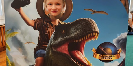 Powiększ grafikę: dzien-dinozaura-w-grupie-pszczolek-678511.jpg