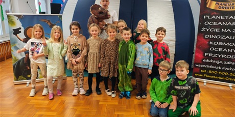 Powiększ grafikę: dzien-dinozaura-w-grupie-pszczolek-678513.jpg