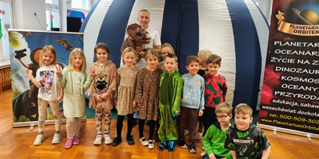 Powiększ grafikę: dzien-dinozaura-w-grupie-pszczolek-678514.jpg