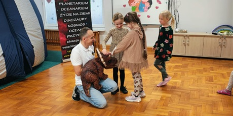 Powiększ grafikę: dzien-dinozaura-w-grupie-pszczolek-678515.jpg