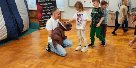 Powiększ grafikę: dzien-dinozaura-w-grupie-pszczolek-678517.jpg