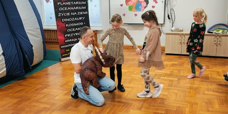 Powiększ grafikę: dzien-dinozaura-w-grupie-pszczolek-678518.jpg