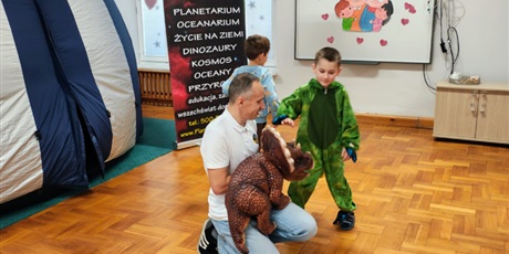 Powiększ grafikę: dzien-dinozaura-w-grupie-pszczolek-678519.jpg