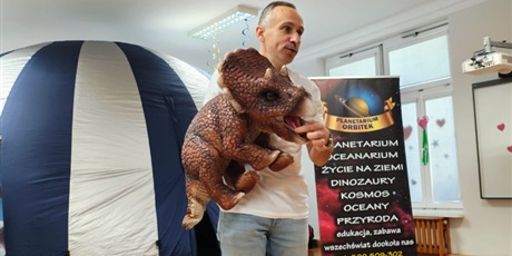 Powiększ grafikę: dzien-dinozaura-w-grupie-pszczolek-678521.jpg
