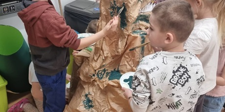 Powiększ grafikę: dzien-dinozaura-w-grupie-pszczolek-678525.jpg