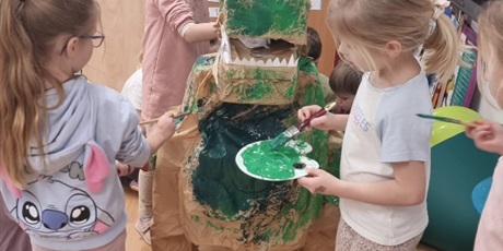 Powiększ grafikę: dzien-dinozaura-w-grupie-pszczolek-678527.jpg