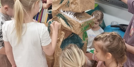 Powiększ grafikę: dzien-dinozaura-w-grupie-pszczolek-678529.jpg