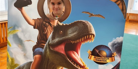 Powiększ grafikę: dzien-dinozaura-w-grupie-pszczolek-678532.jpg