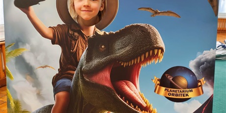 Powiększ grafikę: dzien-dinozaura-w-grupie-pszczolek-678534.jpg