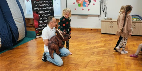 Powiększ grafikę: dzien-dinozaura-w-grupie-pszczolek-678538.jpg