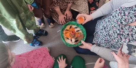 Powiększ grafikę: dzien-dinozaura-w-grupie-pszczolek-678541.jpg