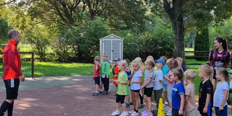 Powiększ grafikę: dzien-pilkarza-w-gr-ii-i-iii-trening-z-p-murawskim-pilkarzem-639531.jpg