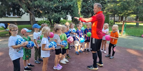 Powiększ grafikę: dzien-pilkarza-w-gr-ii-i-iii-trening-z-p-murawskim-pilkarzem-639534.jpg