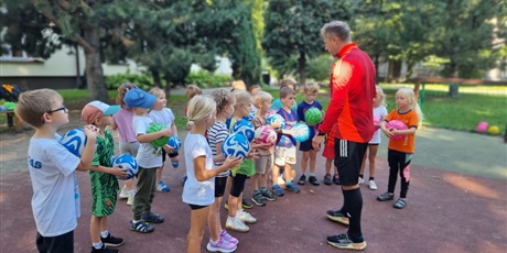 Powiększ grafikę: dzien-pilkarza-w-gr-ii-i-iii-trening-z-p-murawskim-pilkarzem-639536.jpg