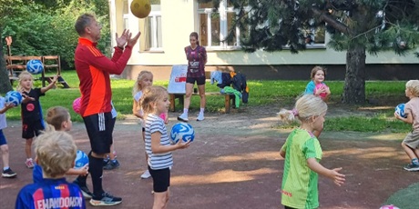 Powiększ grafikę: dzien-pilkarza-w-gr-ii-i-iii-trening-z-p-murawskim-pilkarzem-639537.jpg