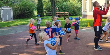 Powiększ grafikę: dzien-pilkarza-w-gr-ii-i-iii-trening-z-p-murawskim-pilkarzem-639538.jpg