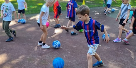 Powiększ grafikę: dzien-pilkarza-w-gr-ii-i-iii-trening-z-p-murawskim-pilkarzem-639540.jpg